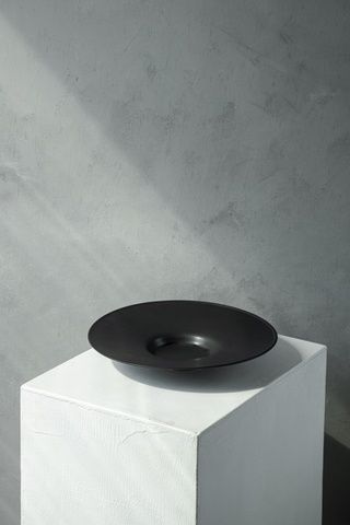 Тарелка для пасты Dovbysh Porcelain Win 30 см черная 100064 фото